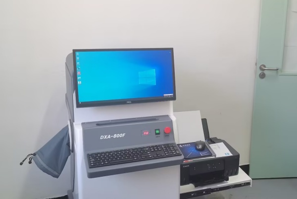雙能X射線骨密度儀：準確測量骨密度，助力骨質(zhì)疏松防治，守護骨骼健康